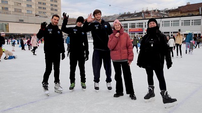Die Helden der Freizeit mit Redakteurin Paula und Versuchskaninchen Jolly Schwarz bei den Ice Freestyler Allstars Tomas, Michi und Poldi
