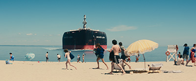Ein Öltanker auf Kollisionskurs mit dem Strand.
