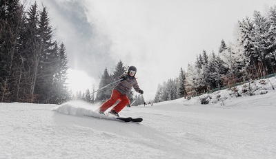 Skifahrerin im Gegenlicht beim Schwung am Hirschenkogel in Semmering