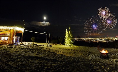 Oktogon am Himmel mit Winterbeleuchtung mit Blick auf Wien und die Feuerwerke zu Silvester