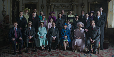 Imelda Staunton als Queen Elizabeth mit ihrer Familie.