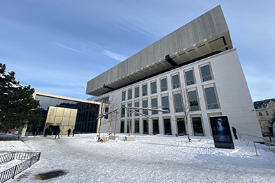 modernes Gebäude mit vielen Fenstern, Schnee
