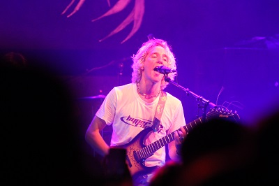 Leonid Sushan von den Leftovers singt und spielt Gitarre vor der Crowd in der Arena