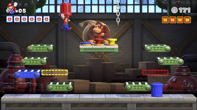 Mario wirft eine Tonne auf Donkey Kong