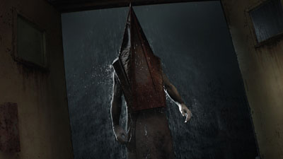 Pyramid Head erscheint hinter einer Tür