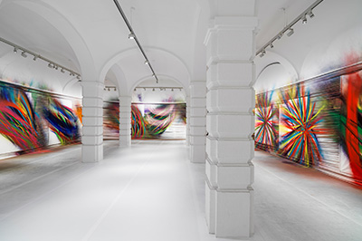 Säulen, weißer Raum, bunte abstrakte Kunst an Wand