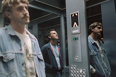 Andrew Scott als Adam und Paul Mescal als Harry im Aufzug.