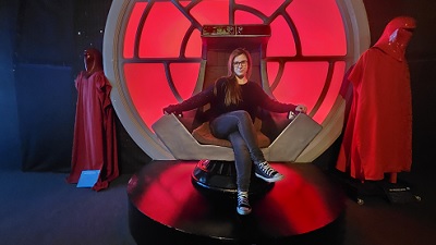 Helden der Freizeit Redakteurin Susanne Gottlieb sitzt auf dem Imperator Thron bei der Star Wars Fan-Ausstellung The Fans Strike Back in Wien