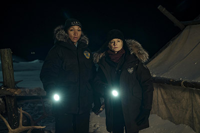 Jodie Foster als Liz Danvers und Kali Reis als Evangeline Navarro in True Detective Staffel 4.