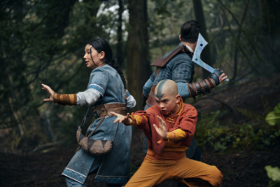 Avatar: The Last Airbender.(L bis R) Kiawentiio als Katara, Gordon Cormier als Aang, Ian Ousley als Sokka in Staffel 1 von Avatar: The Last Airbender. © 2023