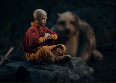 Avatar Aang meditiert in der Netflix-Serie Avatar