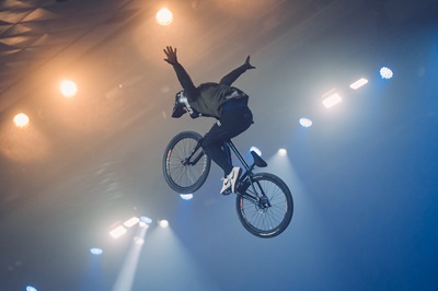 Menno Rowenhorst fliegt mit seinem Bike durch die Luft und streckt die Arme zur Seite bei der Masters of Dirt Show in Wien