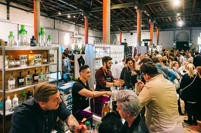 Menschen beim Verkosten bei den Gin Tasting Ständen im Semperdepot beim Vienna Gin Festival in Wien