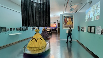 Das gelbe Madeira Kleid aus den SIssi Filmen mit Romy Schneider in der Ausstellung im Theatermusuem