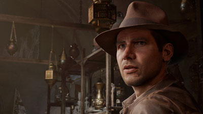 Indiana Jones blickt in Richtung Kamera und macht einen ernsten Blick