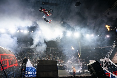 Schneemobil im Flug mit seinem Athleten bei Masters of Dirt