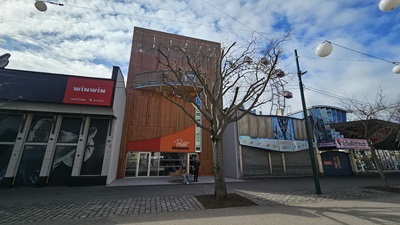 Das neue Pratermuseum Gebäude im Wiener Prater mit dem Riesenrad im Hintergrund