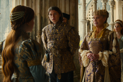 Die königliche Familie aus dem Film Damsel nebeneinander. Von links nach rechts sieht man den Prinzen und seine Mutter in prunkvoller Kleidung.