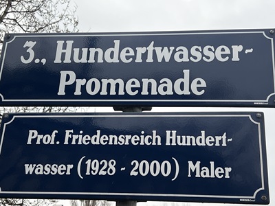 Hundertwasser Promenade Schild mit Erinnerungstafel an Friedrich Hundertwasser
