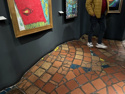 Schiefer verfliester Boden im KunstHausWien Museum Hundertwasser