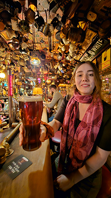 Heldin Verena an der Bar im Bockshorn Irish Pub in Wien mit einem Glas Pale Ale in der Hand