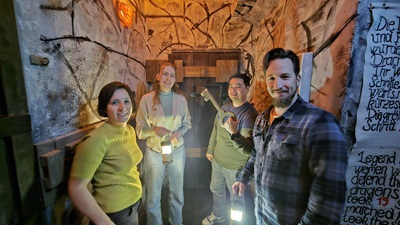 Die Helden der Freizeit beim Test der Drachenhöhle 2.0 in einem Raum mit Schlüssel und Türen