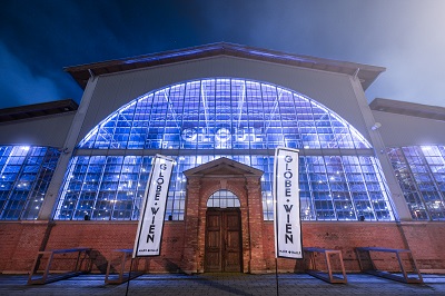 Das Globe Theater in Wien von außen zur blauen Stunde