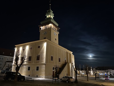 Das Retzer Rathaus am Hauptplatz in der Nacht bei Mondschein