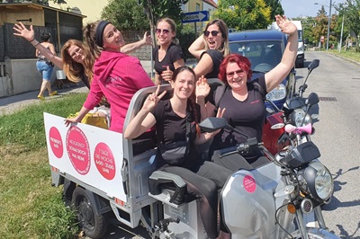 Das Trainerteam von Mrs. Sporty Favoriten 2 auf einem Elektrofahrrad in Wien