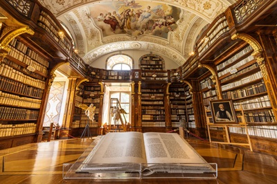 Ein aufgeschlagenes Buch in der prunkvollen Bibliothek im Stift Zwettl