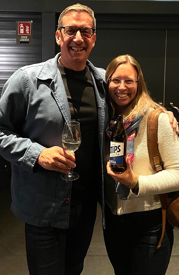 Viktor Gernot mit Weinglas, Sabrina Farkas mit Bierflasche