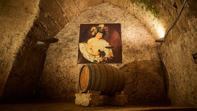 Weinfass mit Bild im Weinkeller von Retz