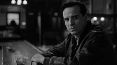 Andrew Scott spielt Tom Ripley und sitzt an einer Bar.