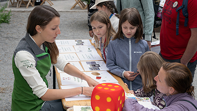 Ranger mit Kindern beim Familienfest