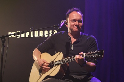 Gitarrist Matthias Simoner beim Unplugged Konzert von Christina Stürmer