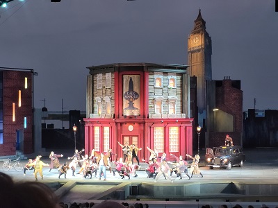 Bühnenbild mit Front eines Pubs und Ensemble vor dem Big Ben bei My Fair Lady, dem Stück der heurigen Seefestspiele Mörbisch