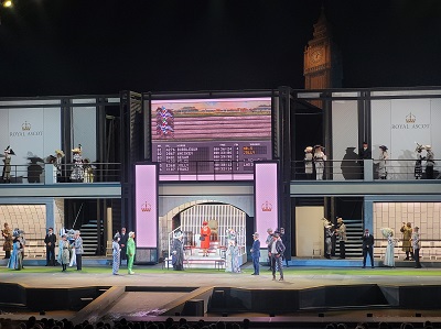 Darsteller beim Pferderennen in My Fair Lady bei den Seefestspielen Mörbisch 2024