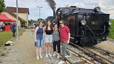 Vioer Helden der Freizeit Redakteur:innen stehen am Bahnhof Litschau vor der Dampflok Mh4.
