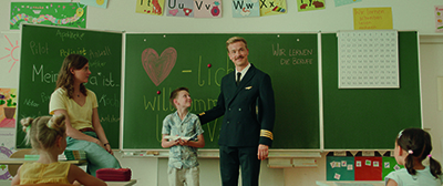 Albrecht Schuch als Matthias als falscher Vater in der Schule.