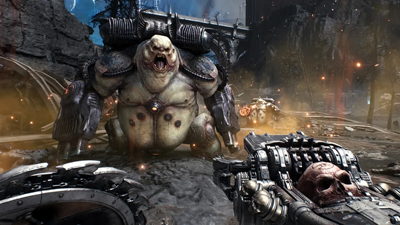 Der Doomslayer zielt auf einen großen Dämonen, der ihn anbrüllt