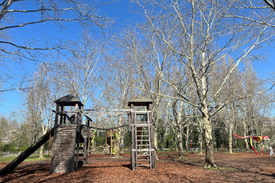 Klettertürme auf Spielplatz unter bäumen