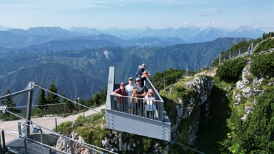 Familie steht auf einer Plattform der 360 Grad Skytour am Hochkar. Im Hintergrund die Berge