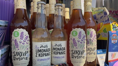 Flaschen von Lavendelsirup und Lavendellimonade.