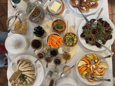 Diverse vegane Frühstücksvarianten wie Müsli, Aufstriche, Gemüse, Brot, Obst usw. beim All you can Eat Brunch im Tisch Restaurant in Wien