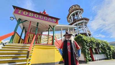 Sammy Konkolits vor seinem Toboggan Rutschenturm im Wurstelprater