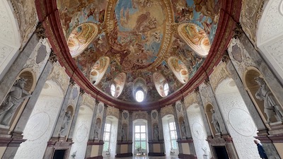 Ein großer Barocksaal mit zahlreichen Fensteröffnungen an der Seite und in der Kuppel.