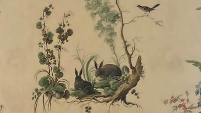 Eine Leinentapete mit dem floralem Motiv mit Hasen im Schlafzimmer von Michael Josef.