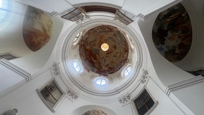 Blick in die kleine runde Kuppel einer barocken Kapelle.