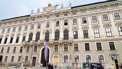 Fassade eines vierstöckigen, barocken Repräsentations- und Amtsgebäudes, der Innere Burghof Wien.