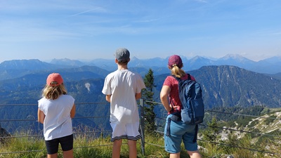 Mutter und Kinder von hinten zu sehen, schauen sich das Bergpanorama um den Hochkar beim Wandern an